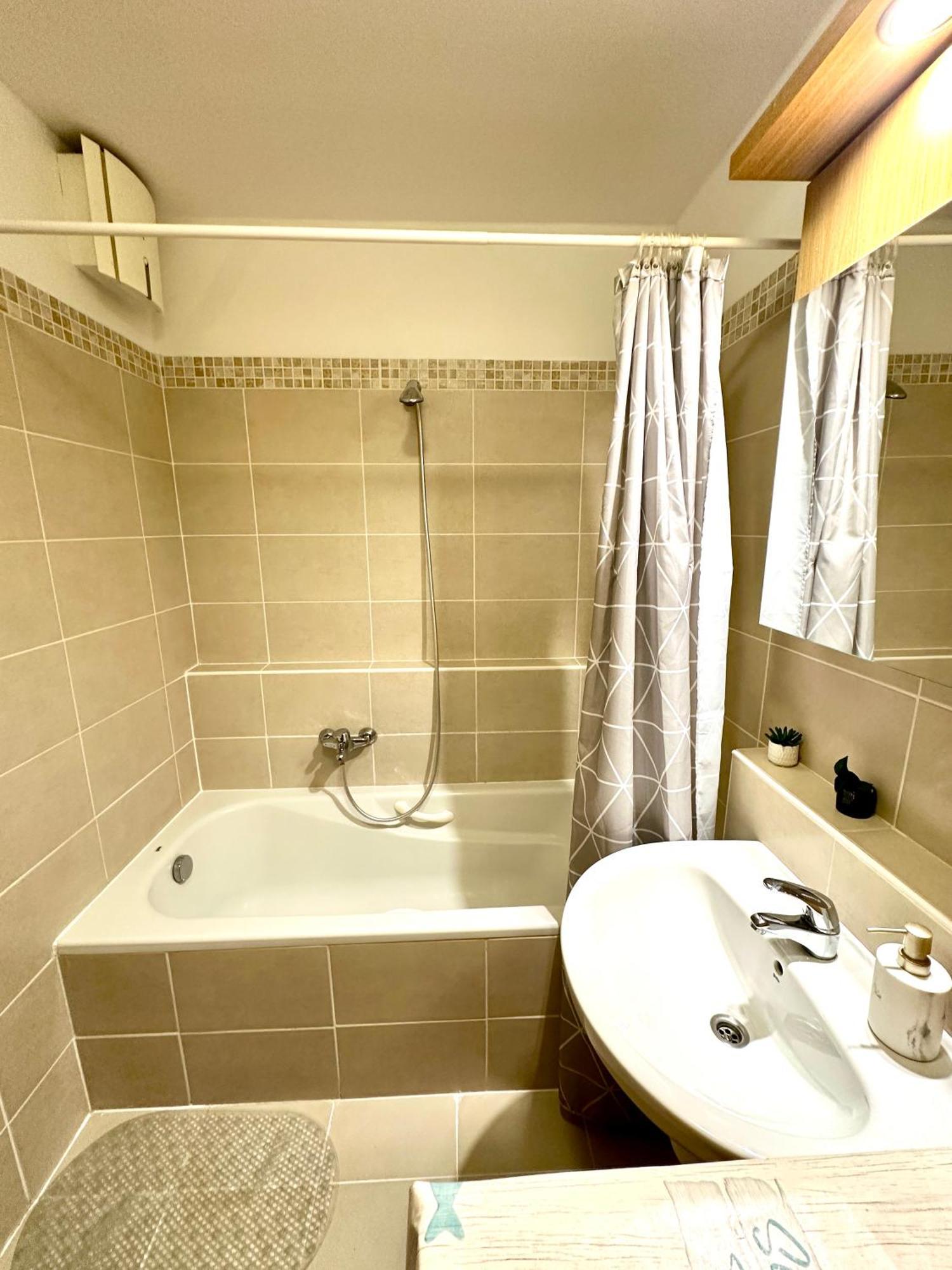 Central Apartment With Balcony Budapest Eksteriør bilde