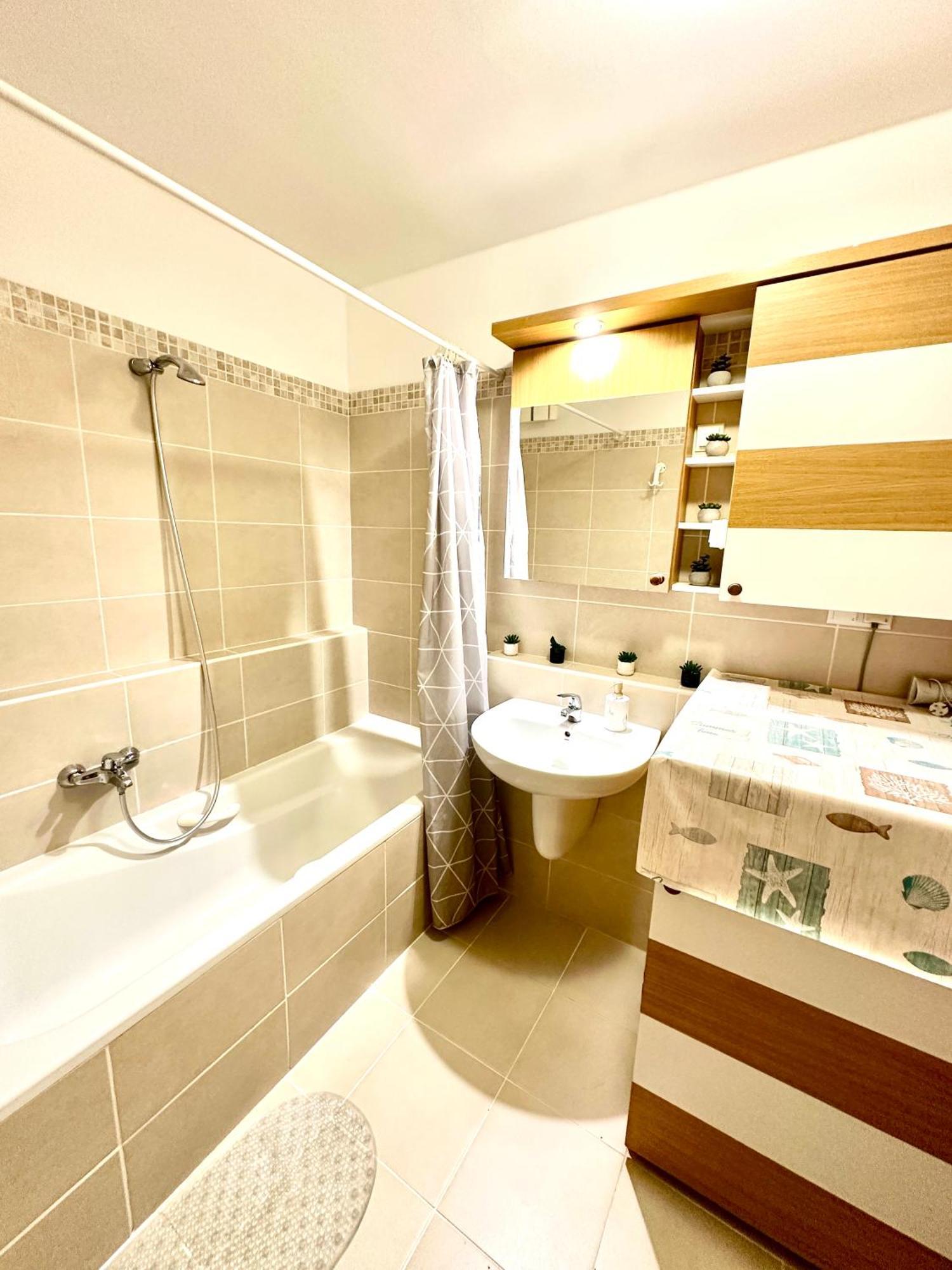 Central Apartment With Balcony Budapest Eksteriør bilde
