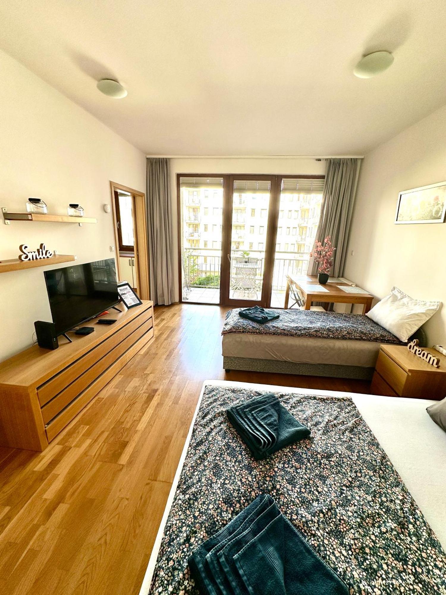 Central Apartment With Balcony Budapest Eksteriør bilde
